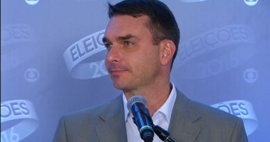 Flávio Bolsonaro empregou mãe e mulher de chefe do Escritório do Crime em seu gabinete Flávio Bolsonaro empregou mãe e mulher de chefe do Escritório do Crime em seu gabinete