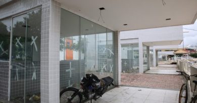 Quiosque da Orla II vira acomodação de lavadores de carros e população de rua no governo Rafael Diniz Quiosque da Orla II vira acomodação de lavadores de carros e população de rua no governo Rafael Diniz