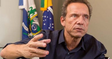 Prefeitura de Macaé quer pagar 14° salário para profissionais da educação não faltarem ao serviço Prefeitura de Macaé quer pagar 14° salário para profissionais da educação não faltarem ao serviço