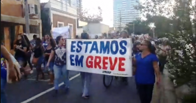 Servidores de Campos realizam manifestação por reajuste salarial e condições de trabalho Servidores de Campos realizam manifestação por reajuste salarial e condições de trabalho