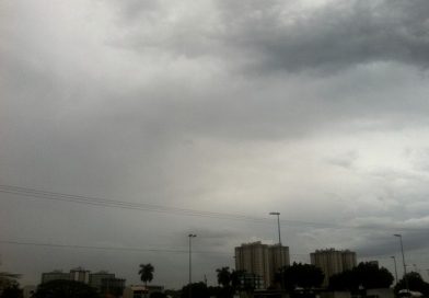 Chegada de frente fria deixa tempo fechado e com rajadas de vento no fim de semana