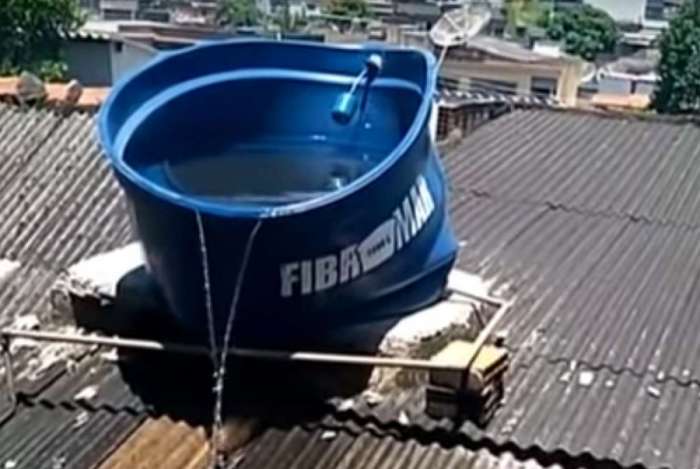 Vídeo: Caixa d'água derrete por conta do calor 1 1 caixa 9049279