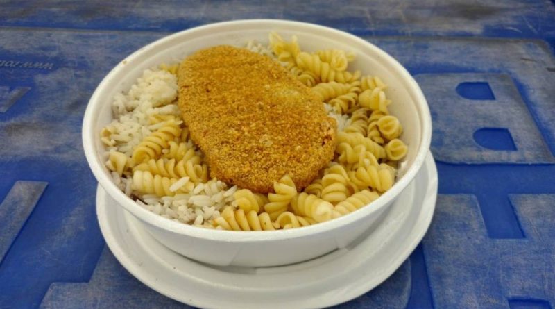 Quentinha de frango com arroz servida nesta sexta feira no CMP onde Cabral esta preso