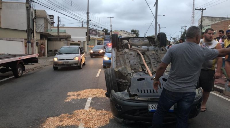 carro capota em campos bruna carvalho inter tv