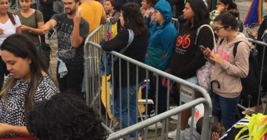 Sob chuva, fãs de Sandy e Junior enfrentam fila quilométrica no Rio para compra de ingressos Sob chuva, fãs de Sandy e Junior enfrentam fila quilométrica no Rio para compra de ingressos
