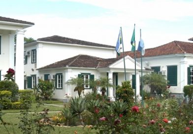 Prefeito de Quissamã anuncia demissão de mais de mil comissionados e corte de 25% nos contratos