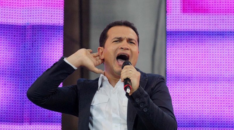 davi sacer com mao na orelh