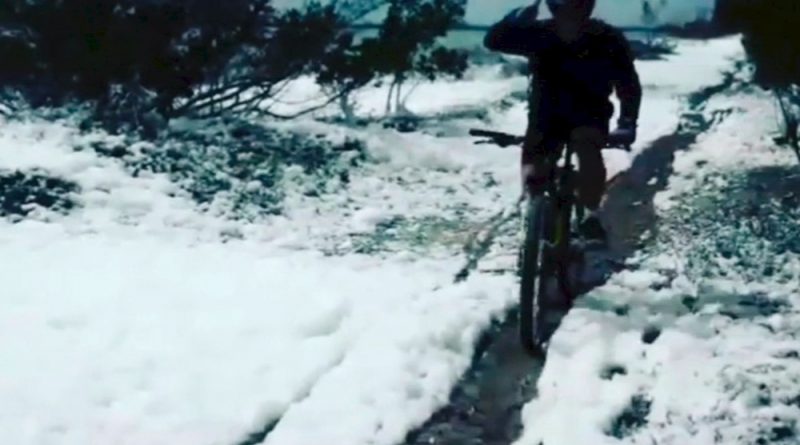ciclistas se surpreendem com espuma proximo a praia em cabo frio