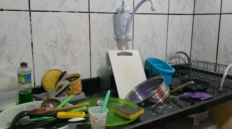 pia cheia de louca por conta da falta de agua em cabo frio