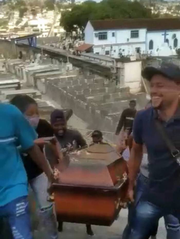 Ao som da música do 'meme do caixão': enterro é realizado em alto astral em Niterói 1 1 20200807 183925 18756575