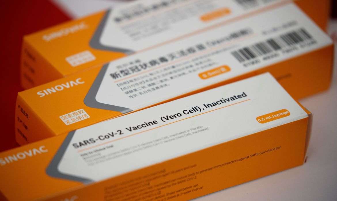Coronavac apresenta eficácia suficiente para registro, afirma Butantan