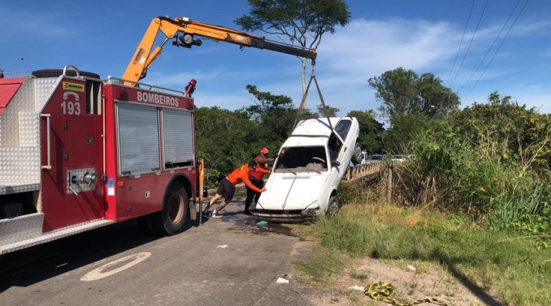 retira carro do rio