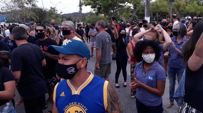 xbuzios protesto lockdown 3.jpg.pagespeed.ic .p2X6sVStIu 1 min