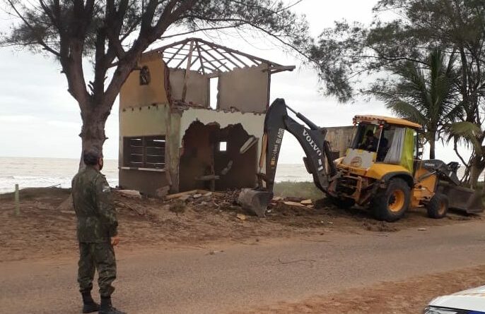 Demolicao de quiosques na Praia de Guaxindiba Divulgacao 3 e1627588964854