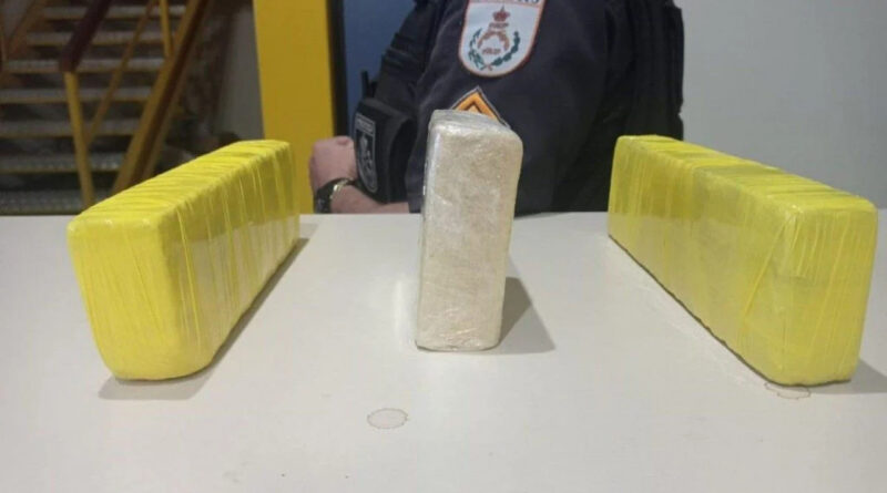 1 quase dois quilos de drogas 22746469 Easy Resize.com