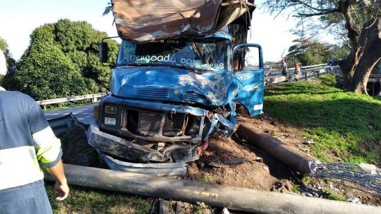 Colisão traseira entre carretas deixa uma pessoa ferida em Campina