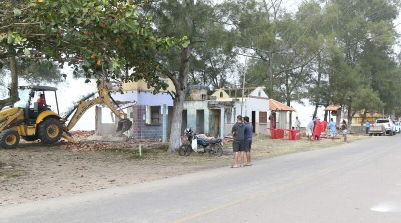 Demolicao de quiosques e concluida em Guaxindiba ASCOM SFI Wagner Fraga 2 e1628793233845