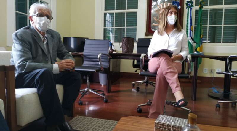 Presidente da Firjan NF Francisco Roberto de Siqueira entrega caderno com propostas de desenvolvimento a prefeita de Quissama Fativa Pacheco2