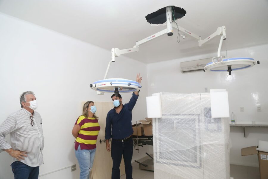 Prefeita Francimara entrega computadores e vistoria obras no Hospital Manoel Carola