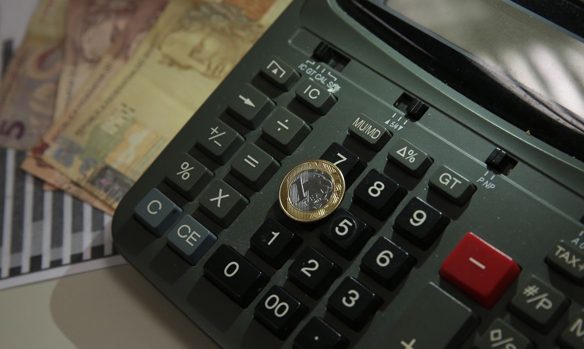 Bolsa brasileira aciona circuit breaker após vitória de Lula; dólar dispara