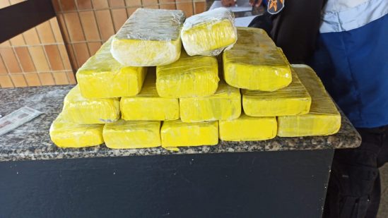 PM aborda carro de aplicativo e encontra 13 tabletes de cocaína na Baixada Campista 1 PHOTO 2022 02 23 16 23 38 549x309 1