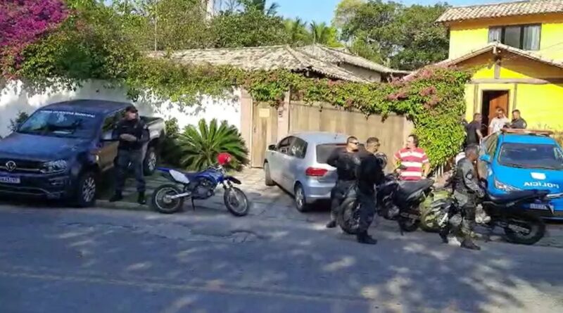 guarda civil e policia militar isolaram area onde crime ocorreu em buzios ate a chegada da pericia Easy Resize.com