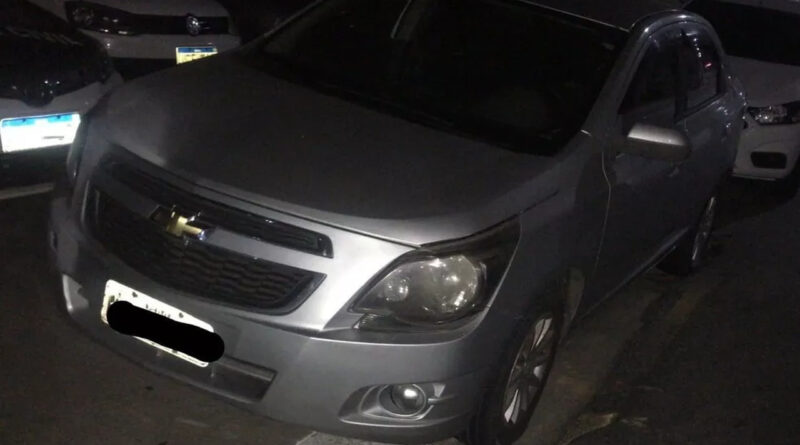 motorista foi preso no porta malas do carro mas conseguiu pedir socorro com um dos celulares Easy Resize.com