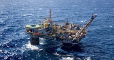 Petróleo cai até 11% após falas de Donald Trump, e dólar recua pelo terceiro dia consecutivo