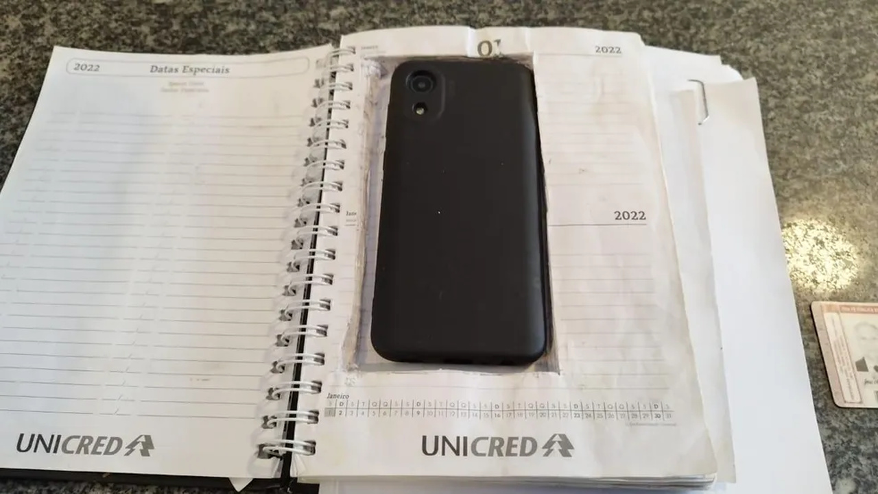 Advogado é flagrado tentando entrar em presídio com celular camuflado dentro de agenda em Campos