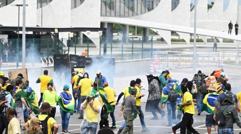 101699602 supporters of brazilian former president jair bolsonaro clash with the police during a Easy Resize.com