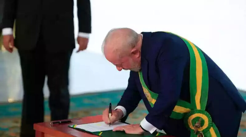 lula assinando decreto 1 66268 Easy Resize.com