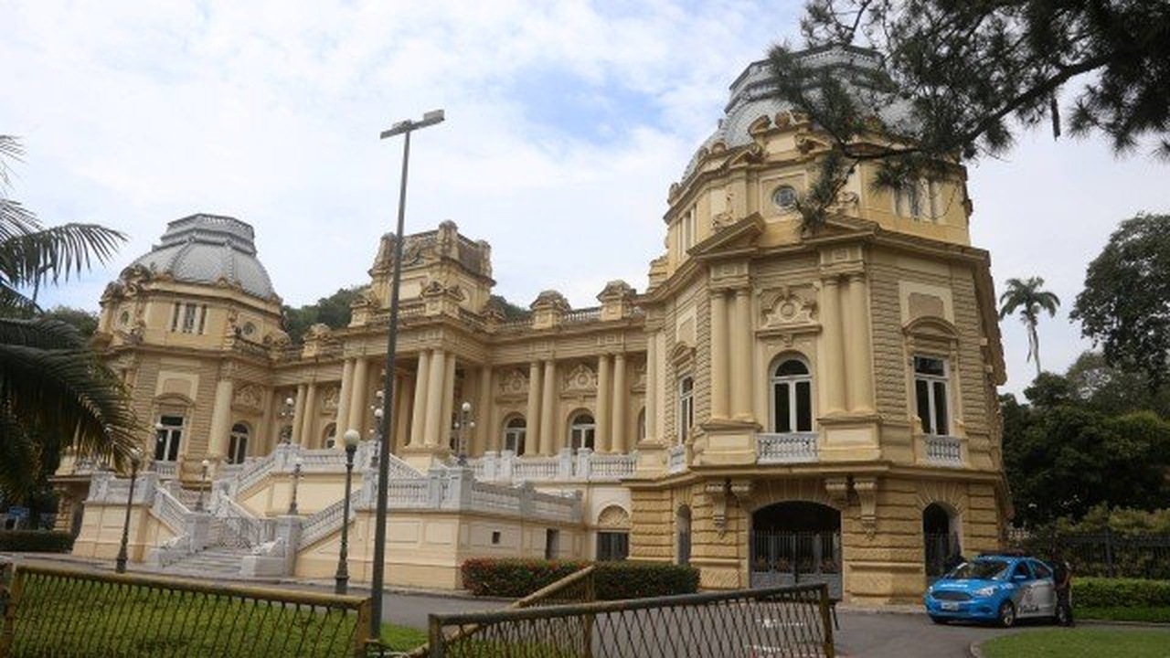 Marido de secretária de Estado RJ usa carro blindado oficial, com sirene ligada, para ir à praia e à academia, revelam denúncias