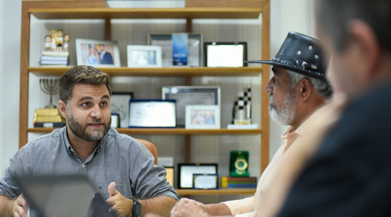 with 211490 Easy Resize.com