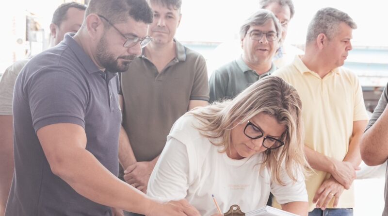 Prefeita participa de inicio de obras de pavimentacao e praca em Guaxindiba ASCOM SFI Wagner Fraga 6 Easy Resize.com