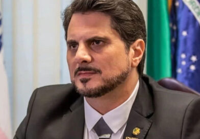 Após voltar dos EUA, Marcos do Val é alvo de operação da PF e põe tornozeleira eletrônica