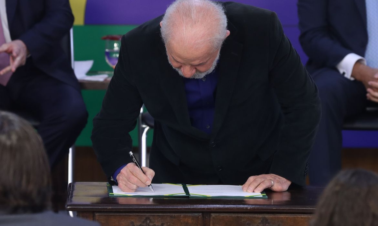 Lula sanciona ampliação da licença-maternidade