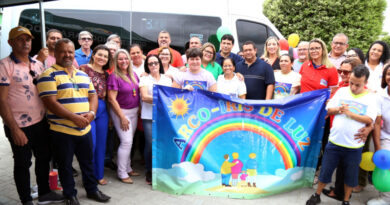 Prefeita Francimara entrega vans para Apae e Arco-íris de Luz Prefeita Francimara entrega vans para Apae e Arco-íris de Luz