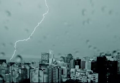 Frente fria pode trazer chuva, ventos e raios ao Rio no domingo de eleição Chuva e raio