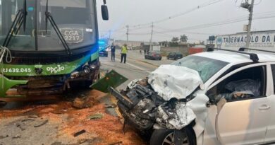 Acidente entre carro e ônibus deixa mulher morta em Campos