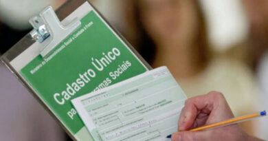 Distribuição de senhas para Mutirão de Atualização do CadÚnico na UFF nesta terça