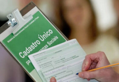 Distribuição de senhas para Mutirão de Atualização do CadÚnico na UFF nesta terça