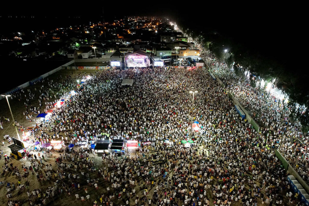 Farol: Prefeitura e Sesc divulgam shows de fevereiro do “Verão de Todos Nós 2025” 1 with 232423 Easy Resize.com