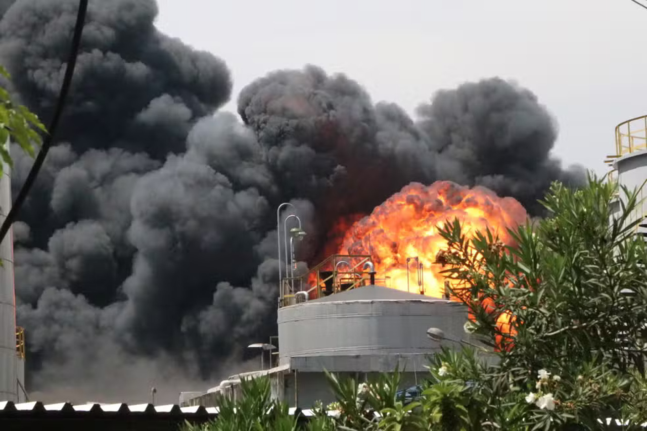 Bombeiros atuam há mais de 20h no combate a focos de incêndio que atingem fábrica de óleo