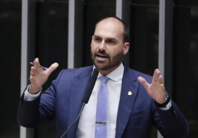 STF condena Eduardo Bolsonaro por coação no curso do processo sobre tentativa de golpe