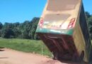 Salvas por milagre: ônibus escolar com crianças cai em ribanceira e quase provoca tragédia em SFI