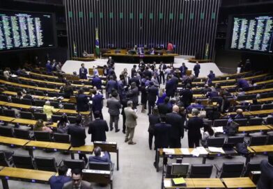Câmara impõe derrota ao governo e derruba aumento do IOF; proposta vai para o Senado