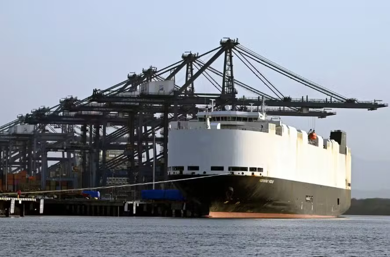 Navio com 3 mil carros elétricos é abandonado no meio do Oceano Pacífico