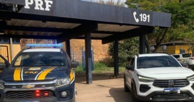 Carro roubado no Rio é recuperado pela PRF na BR-101, em Campos