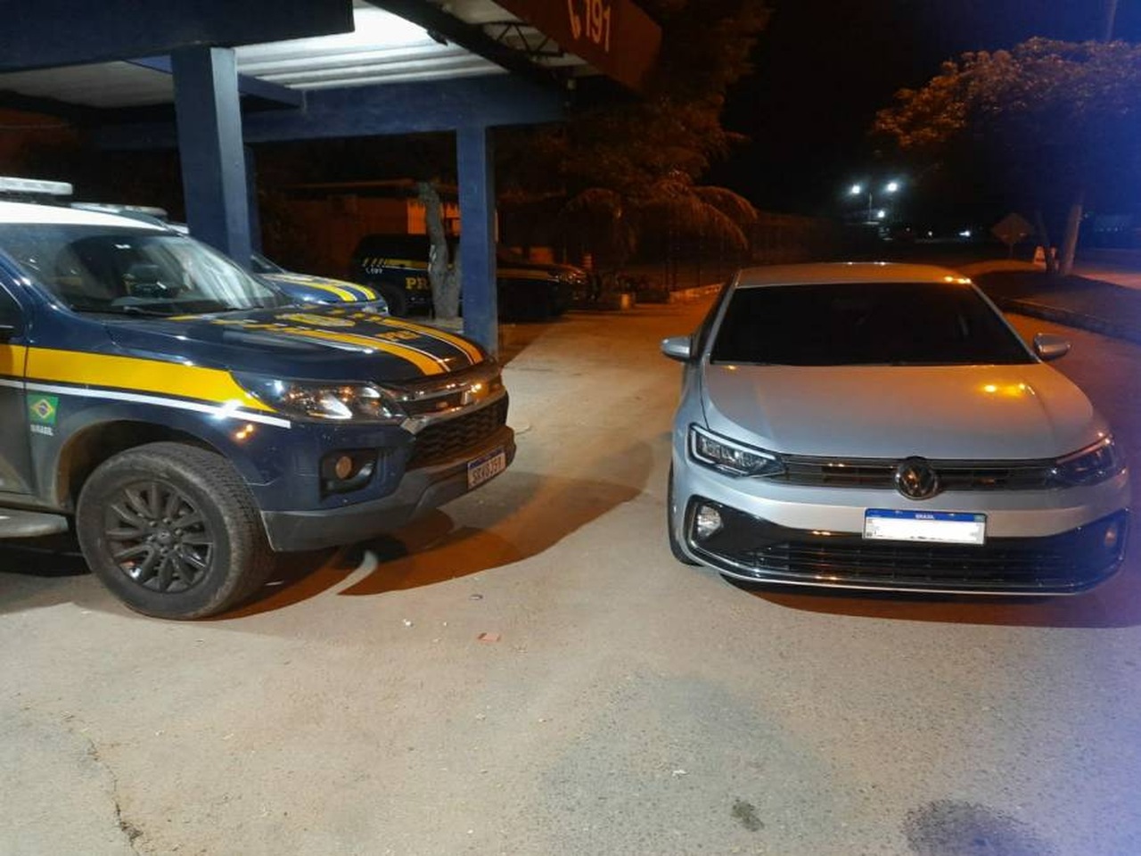 Veículo roubado no Rio de Janeiro é recuperado pela PRF na BR-101, em Campos