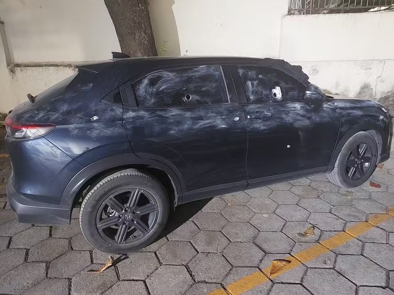 Com janelas adaptadas para tiros, carro usado em ataque ao bicheiro Vinícius Drumond recria cena de filme
